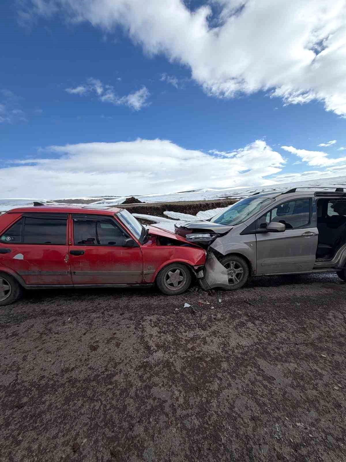 Ardahan'da iki otomobil kafa kafaya çarpıştı: 2 yaralı