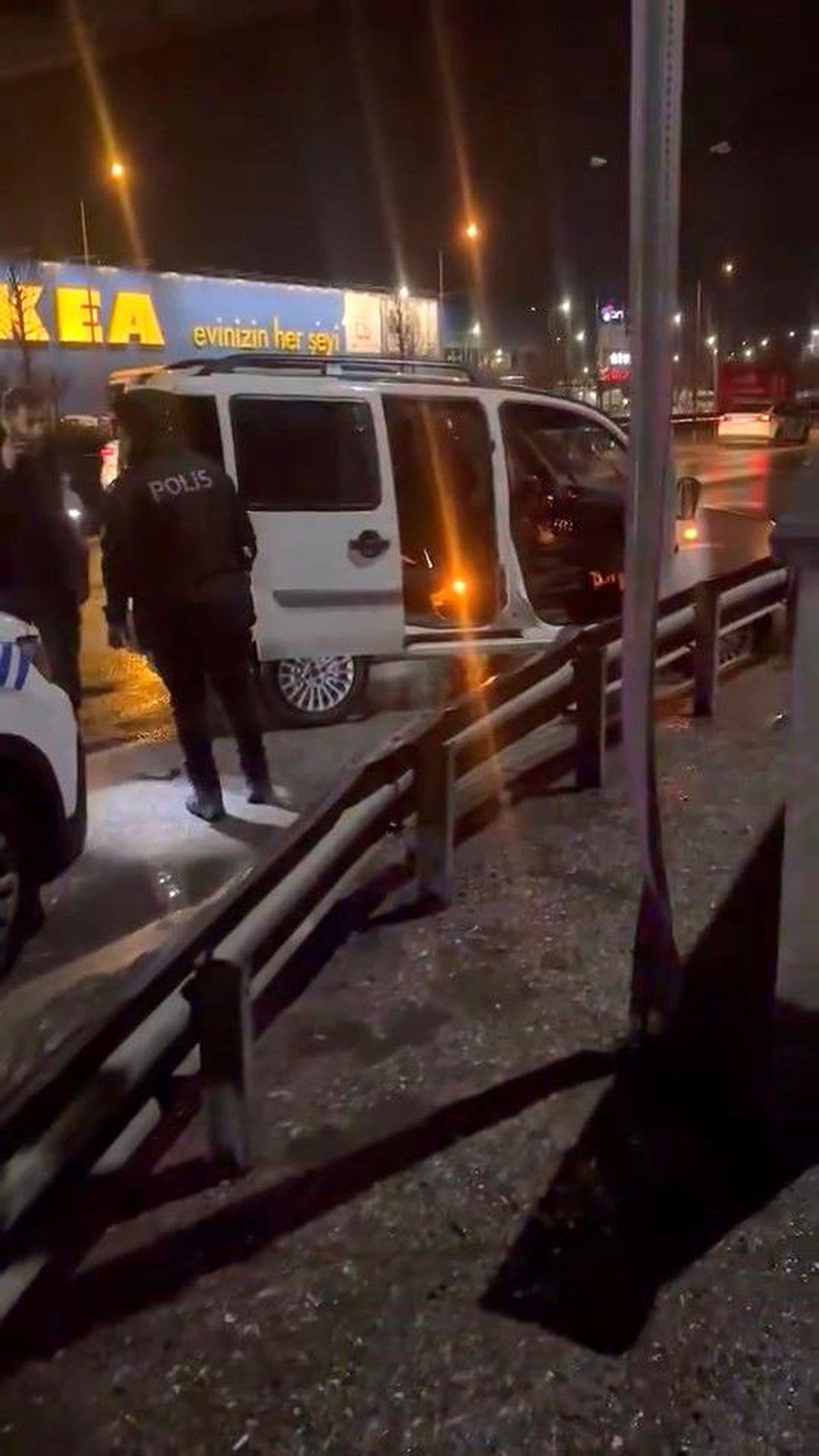 Bursa'da silahla alıkoyduğu kadına kurşun yağdırdı