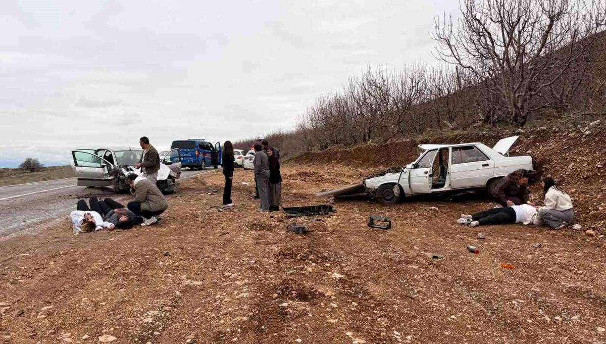 Denizli'de iki ayrı trafik kazasında 8 kişi yaralandı