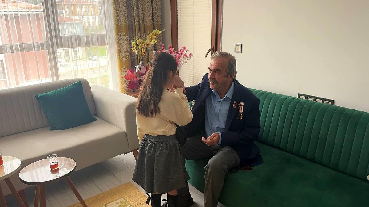 Depremzede Eroğlu ailesi yeni evlerinde ilk bayram sevincini yaşadı