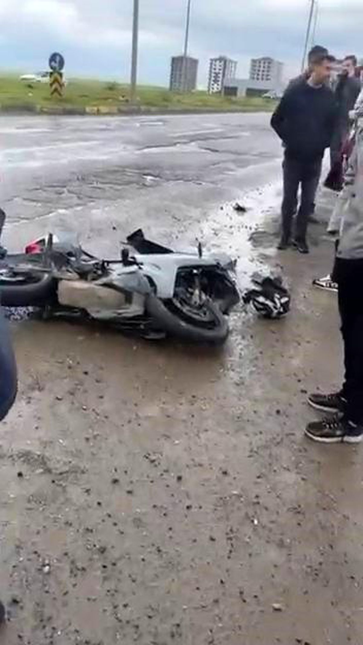 Diyarbakır'da motosiklet ile hafif ticari araç çarpıştı: 1 yaralı