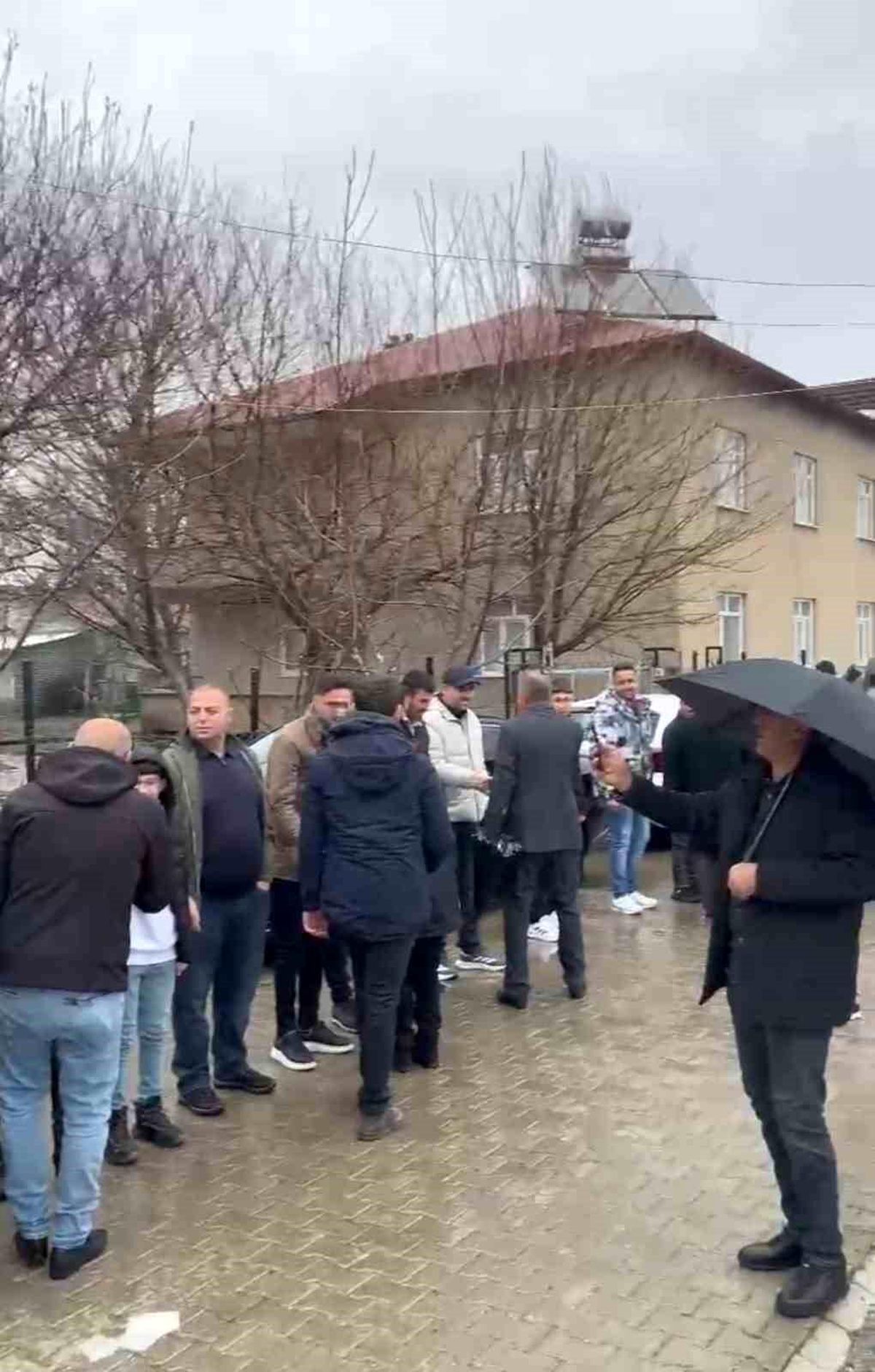 Elazığ'da asırlık bayramlaşma geleneğinde metrelerce kuyruk