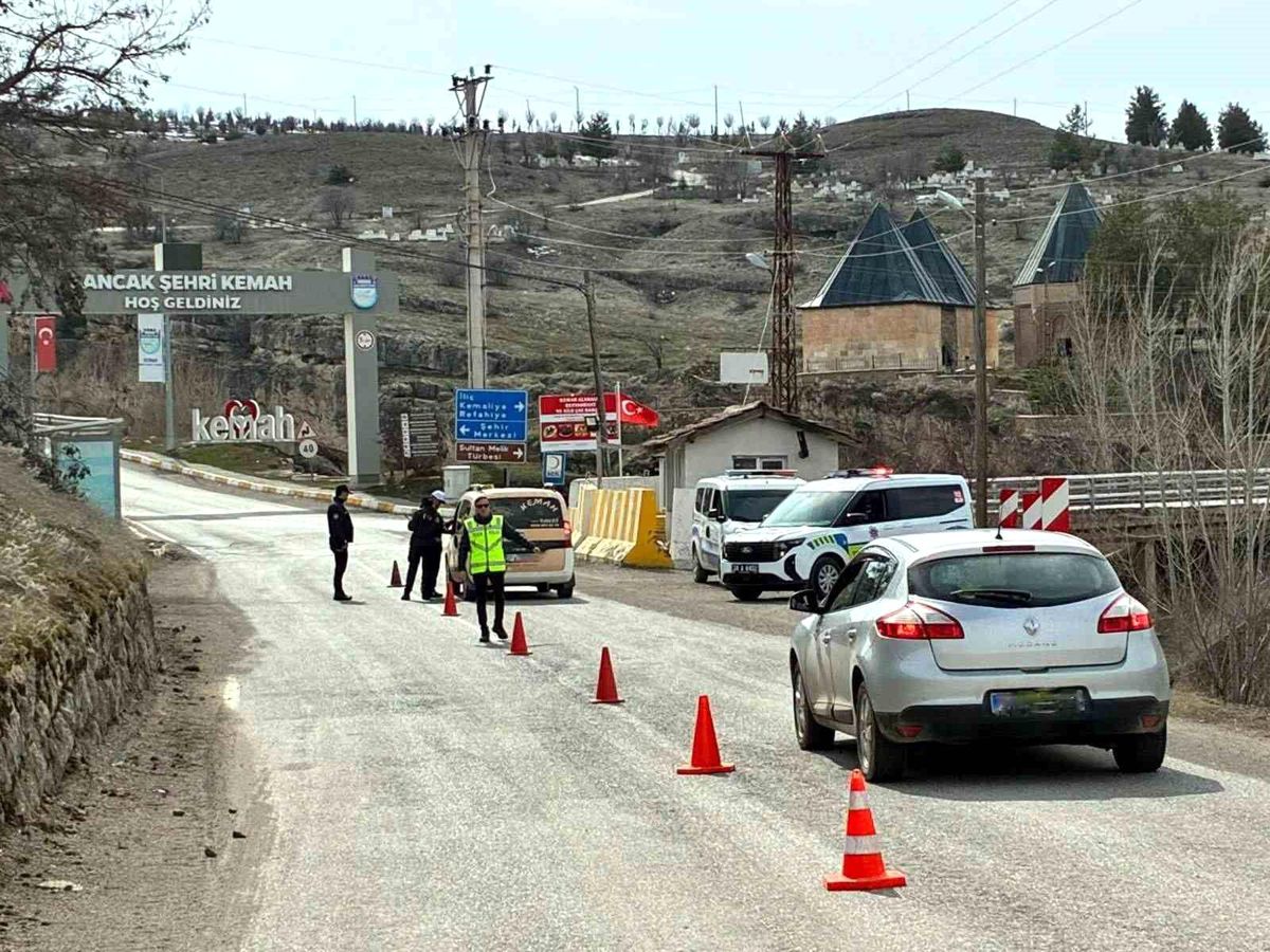Erzincan'da bayram trafiğinde güvenlik uygulaması