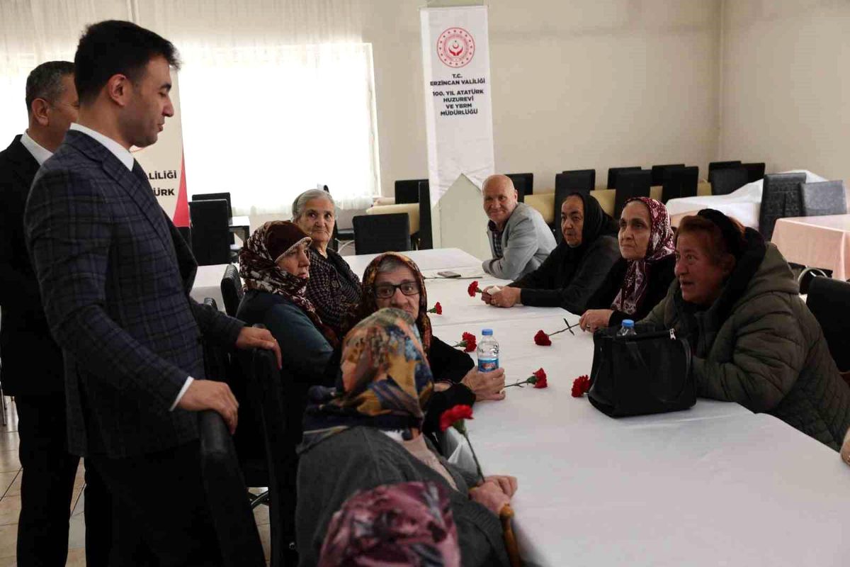 Erzincan'da huzurevi sakinleriyle bayramlaşıldı