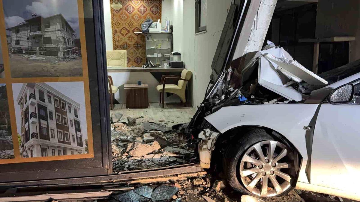 Gazipaşa'da otomobil iş yerine girdi: 3 yaralı