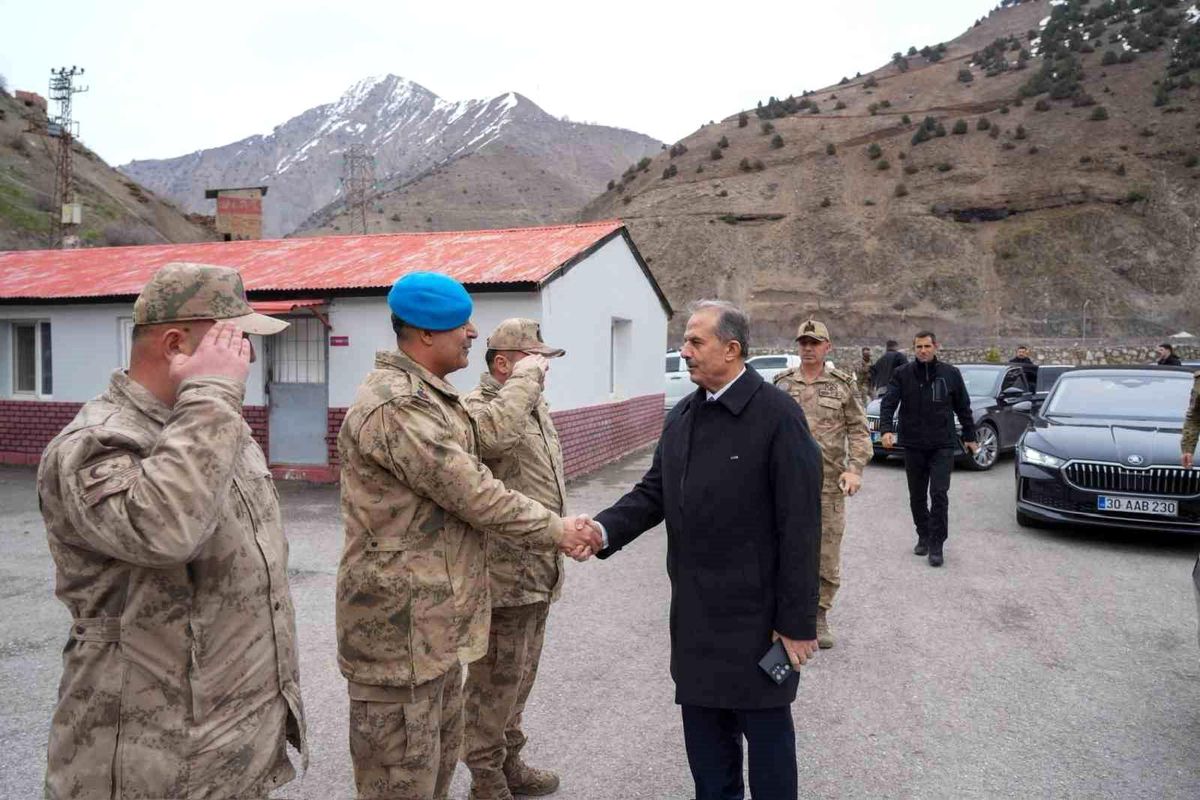 Hakkari Valisi'nden jandarmaya moral ziyareti