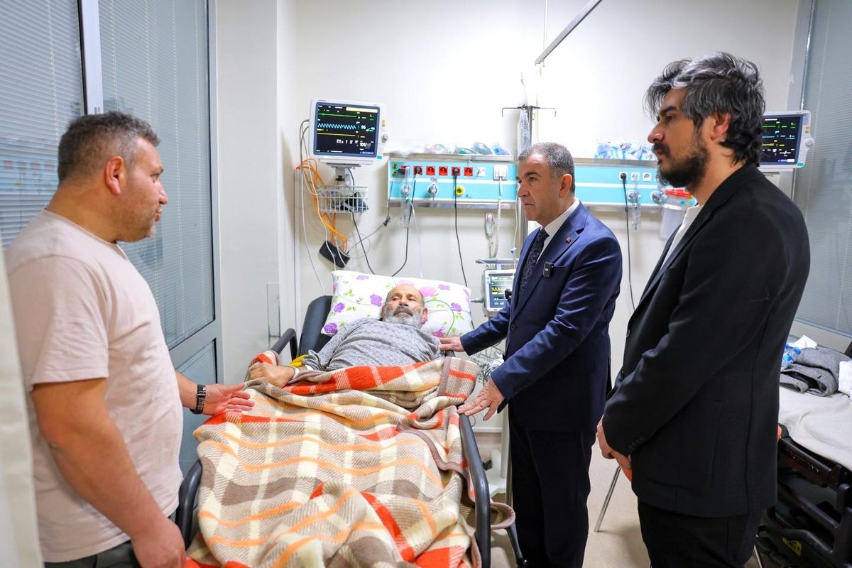 Hastanede tedavi gören vatandaşlara bayram ziyareti