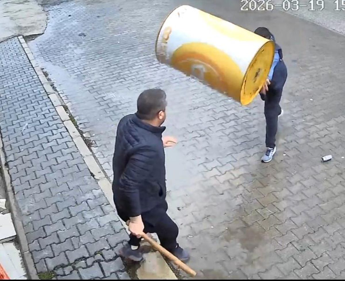 Kavgada eline geçirdiği varil, parke taşı ve masayı karşı tarafın üzerine attı