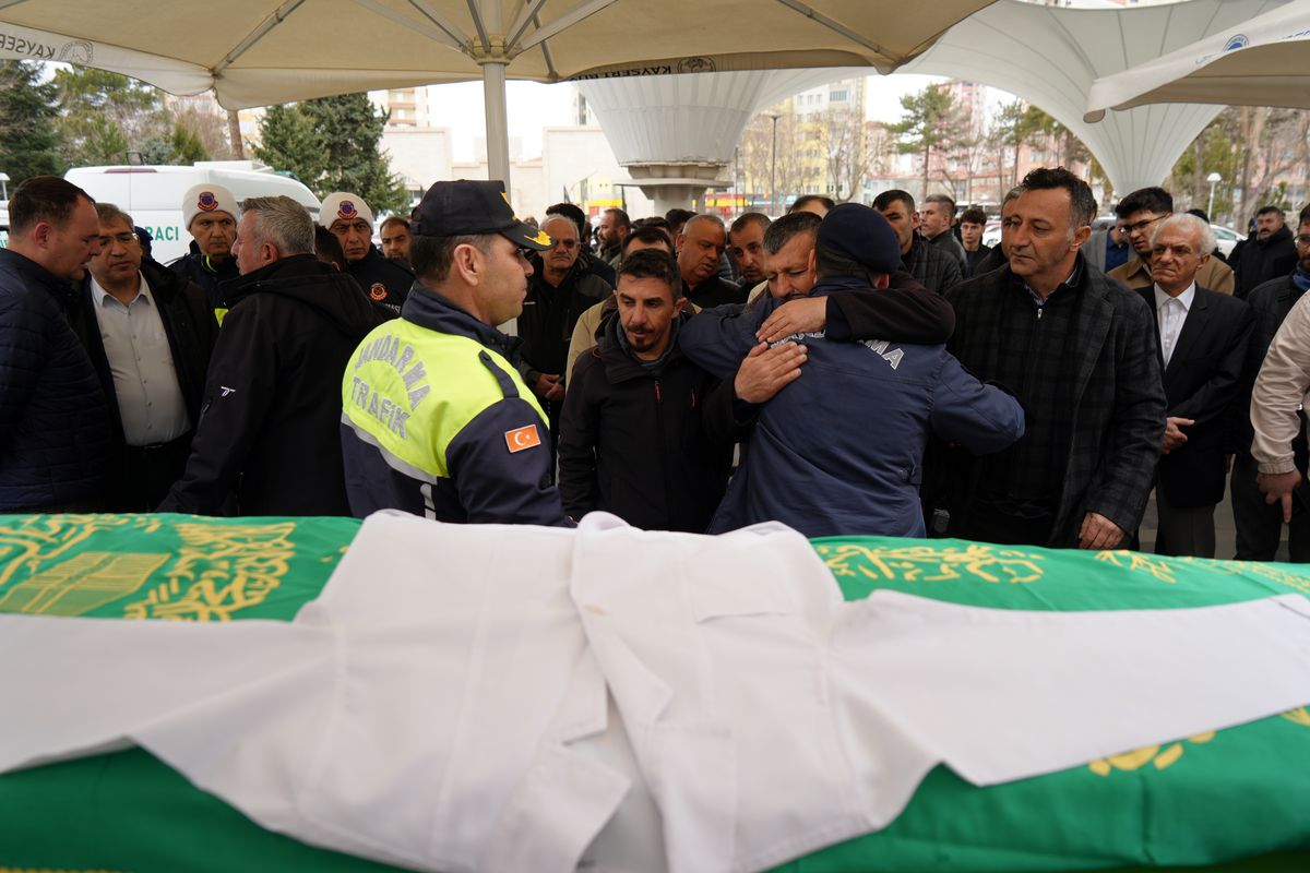 Kazada ölen tıp öğrencisi Yaren'in cenazesine, arkadaşları beyaz önlükle katıldı
