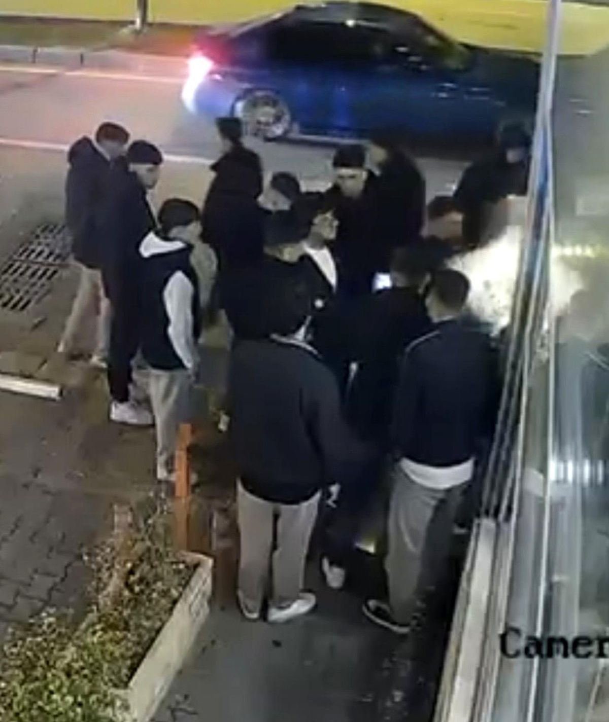 Konuşuyormuş gibi yapıp aniden yumruk attı, ortalık meydan muharebesini aratmadı