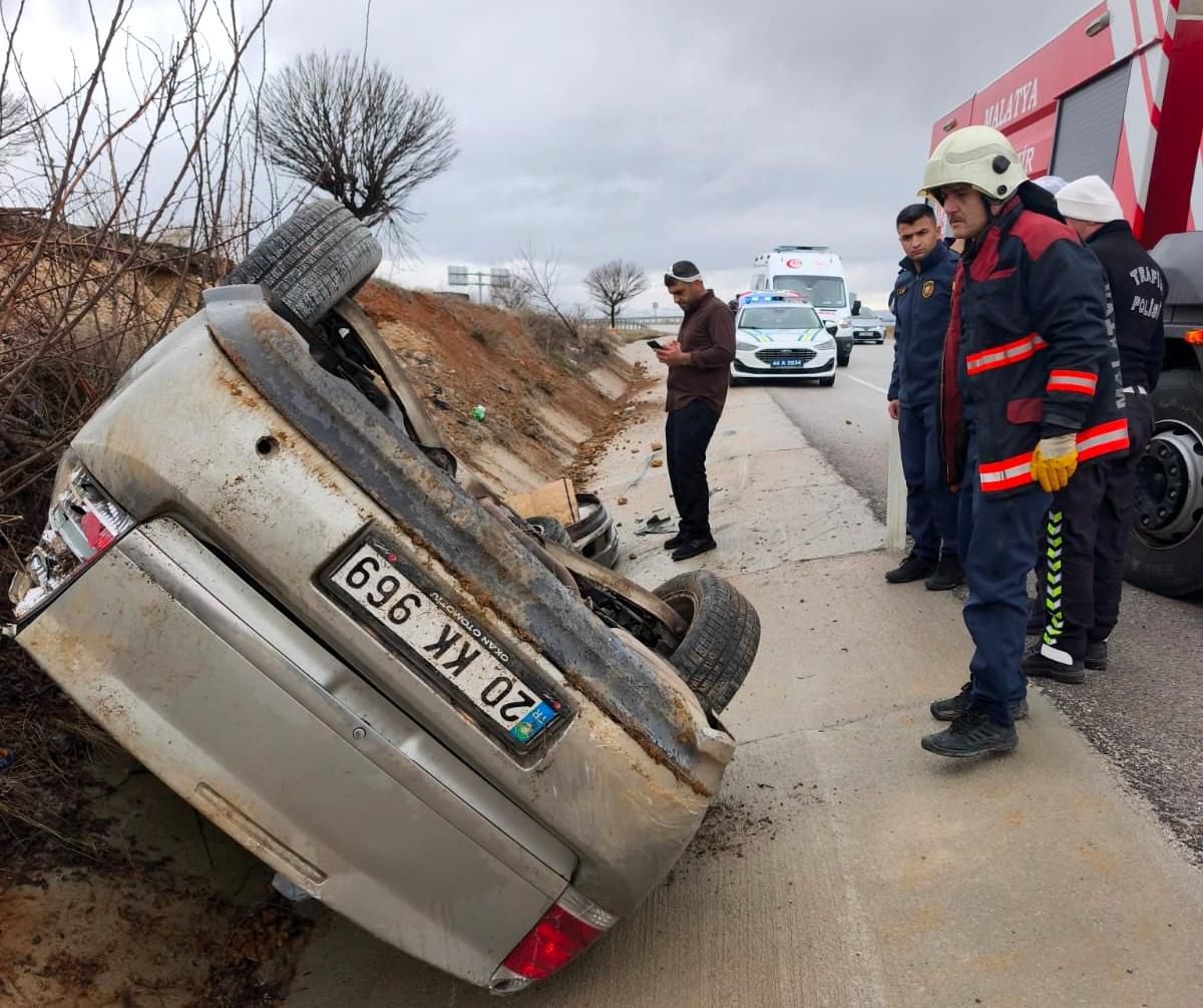 Malatya'da kontrolden çıkan araç takla atıp ters döndü: 6 yaralı