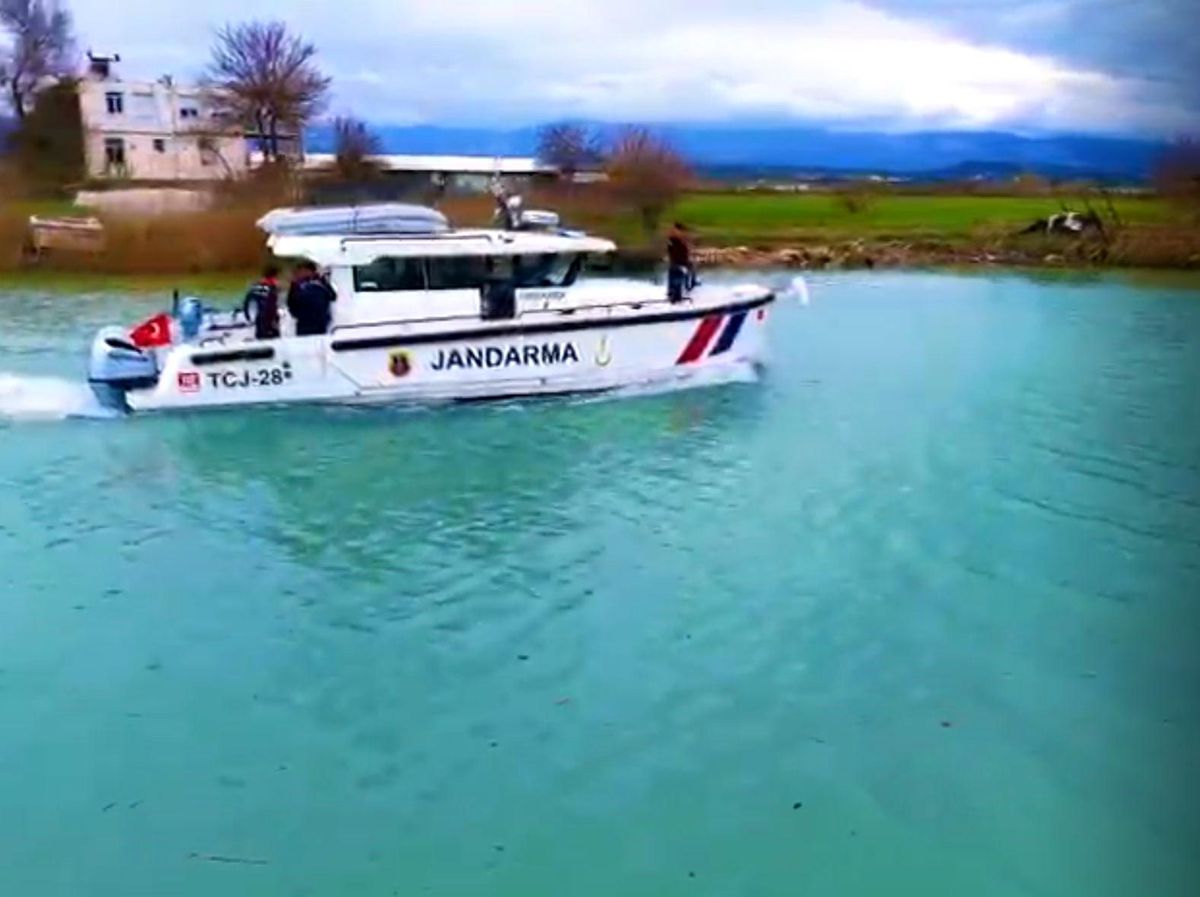 Manavgat'ta jandarmadan deniz ve ırmakta bayram mesaisi