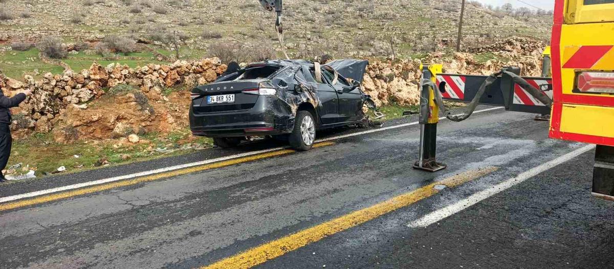 Mardin'de kontrolden çıkan otomobil takla attı: 3 yaralı