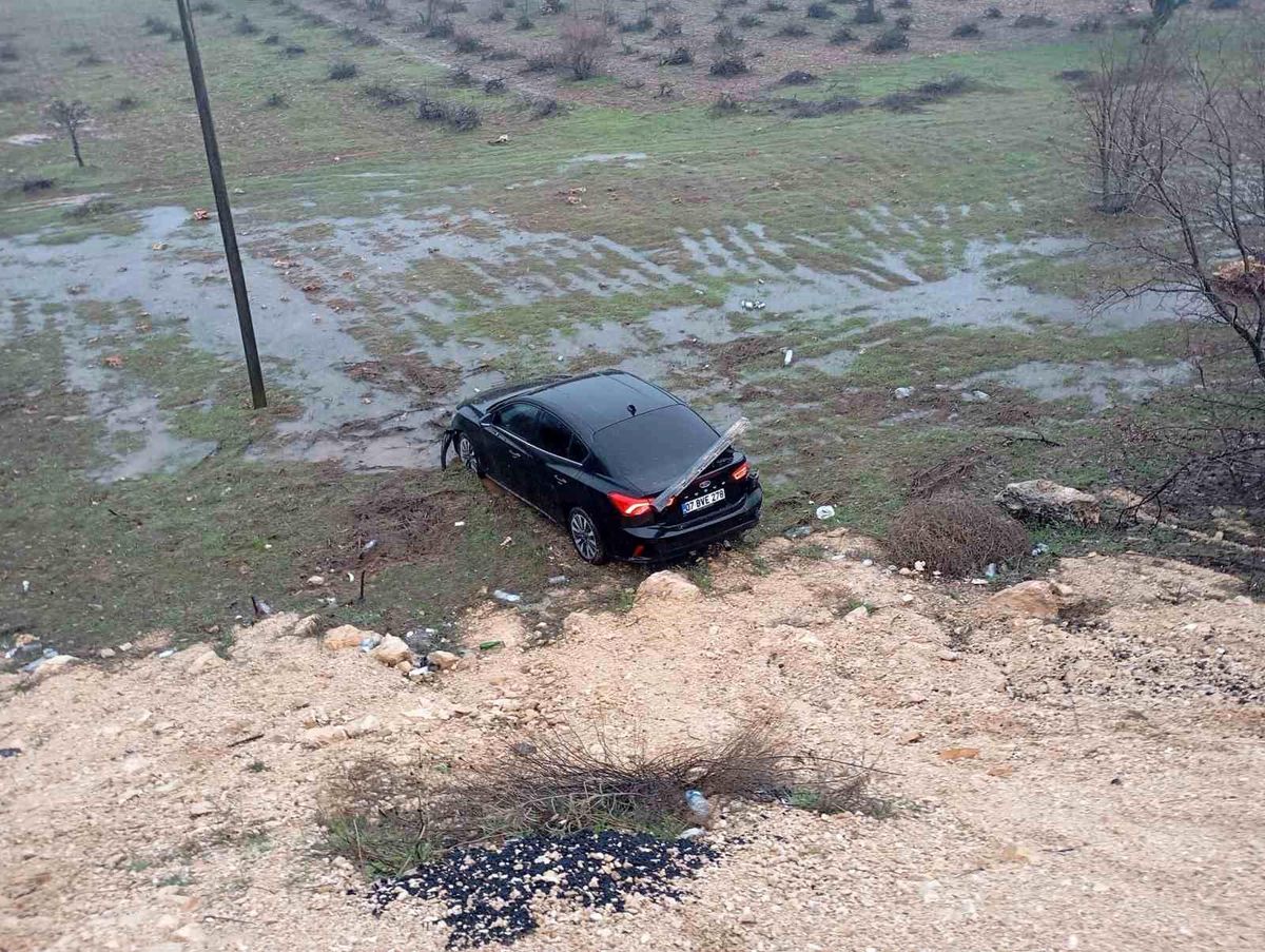 Mardin'de şarampole yuvarlanan otomobildeki 2 kişi yaralandı