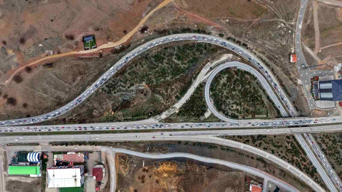 Milyonlarca öğrenci pazartesi ders başı yapacak, tatilciler dönüşe geçti: 43 ilin geçiş noktasında yoğun t...