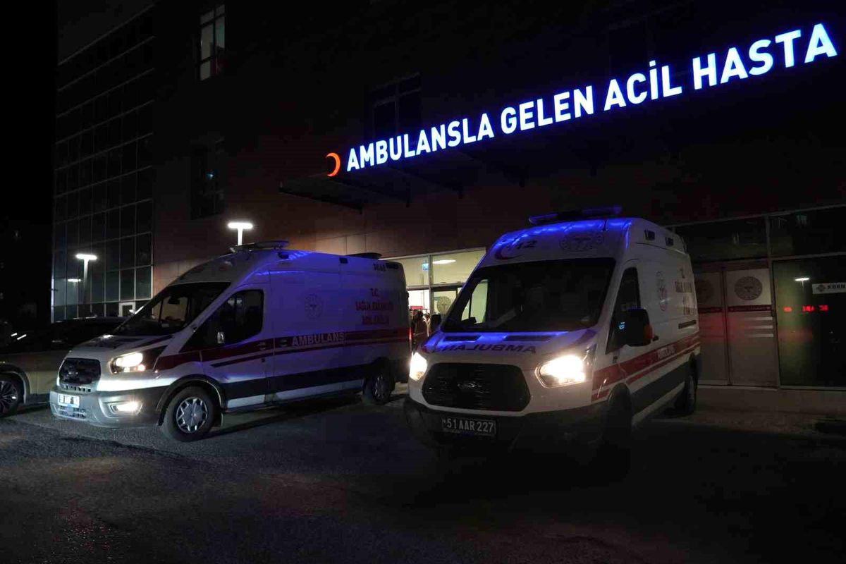 Niğde'de kontrolden çıkan otomobil elektrik direğine çarptı: 1 ölü, 1 yaralı