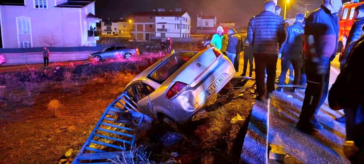 Otomobil bariyere çarptı: 1'i ağır, 2 kişi yaralandı