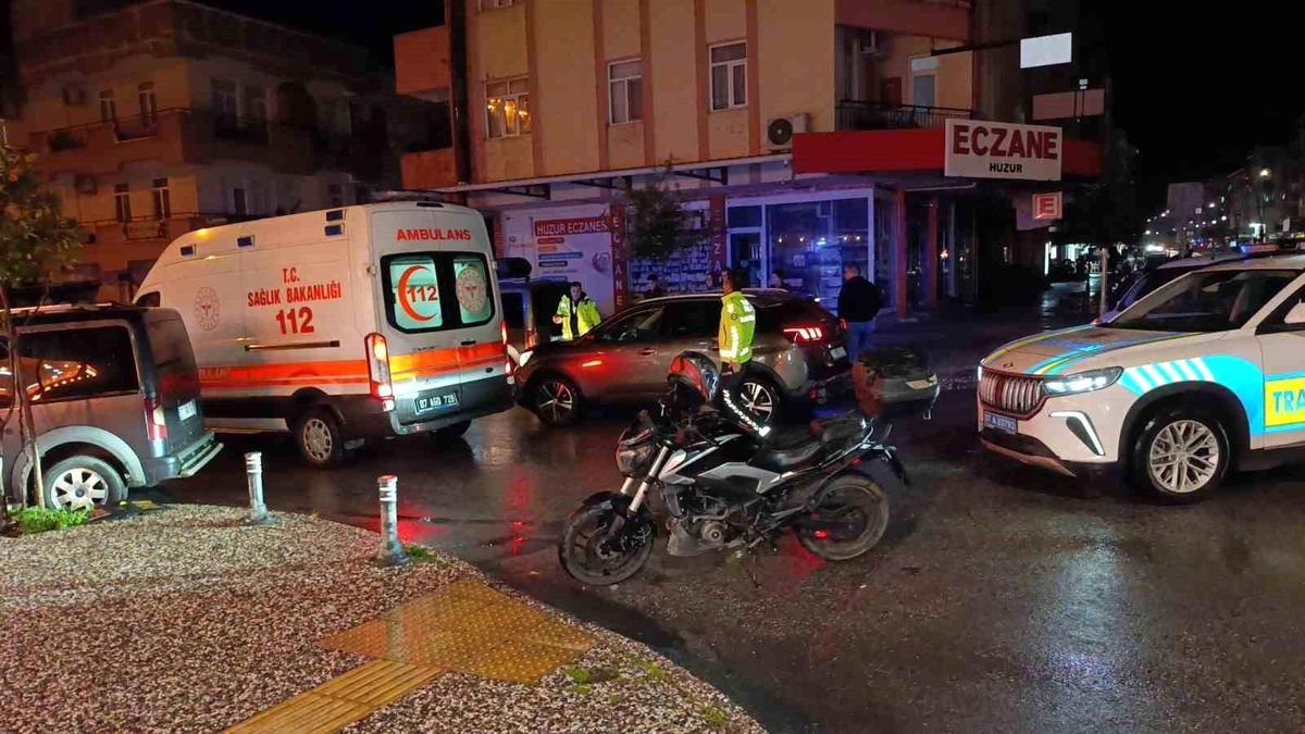 Otomobil ile motosikletin çarpışma anı kamerada: 1 yaralı
