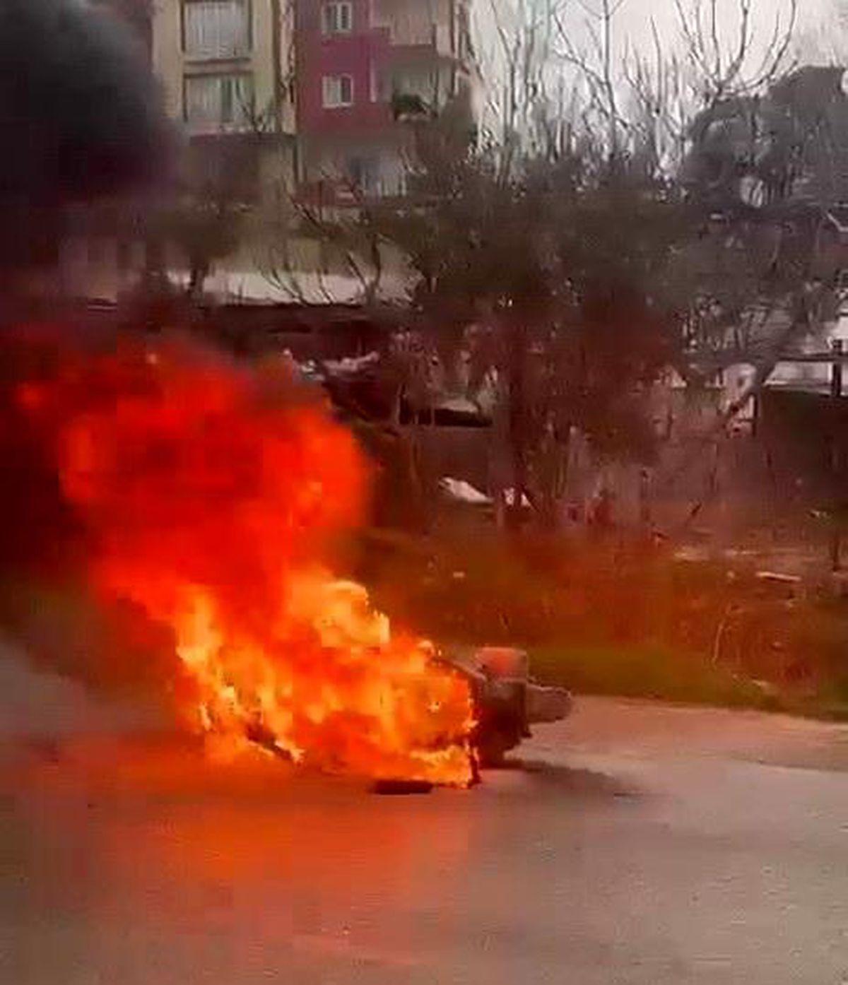 Seyir halindeki motosiklet yandı