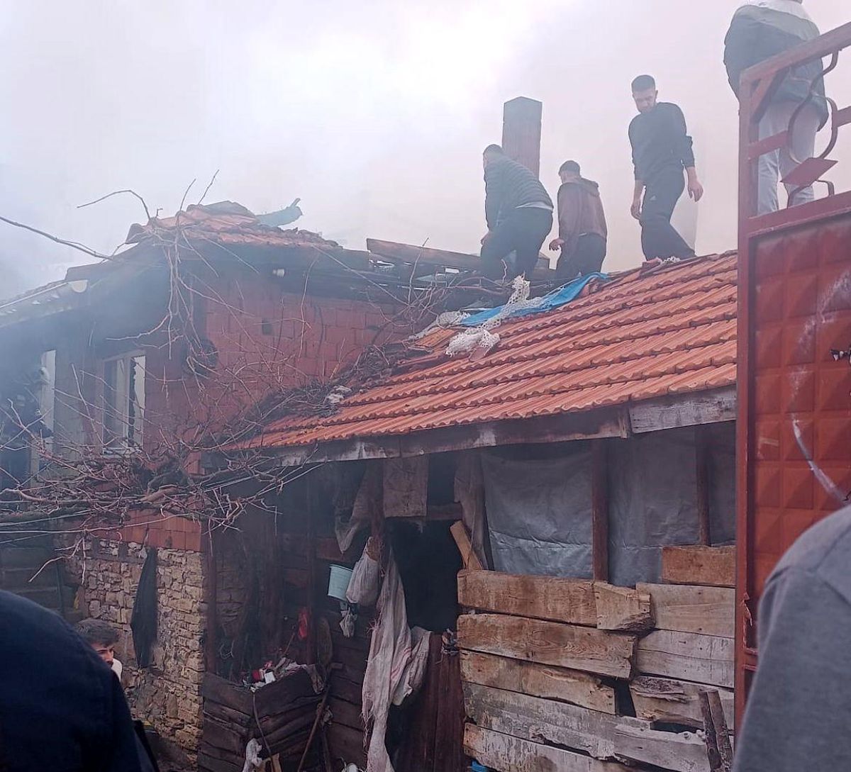 Tavşanlı'da korkutan yangın, iki katlı ev kullanılamaz hale geldi