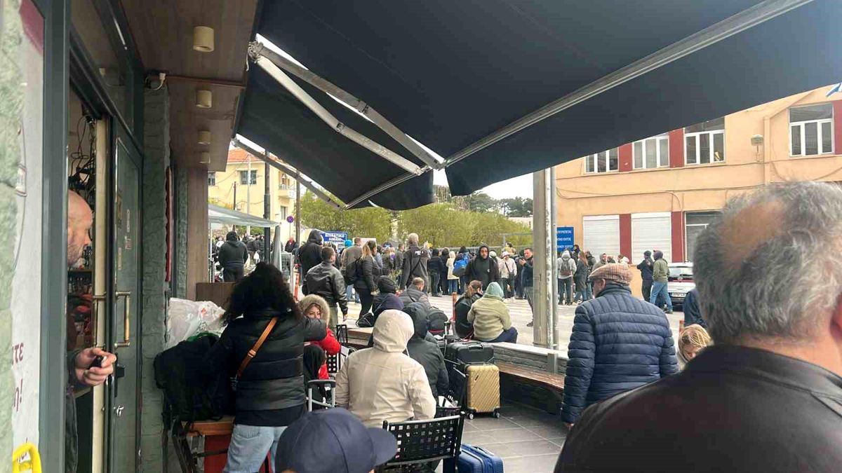 Türk tatilciler dönüş yolunda Yunanistan'ın Midilli Adası'nda mahsur kaldı