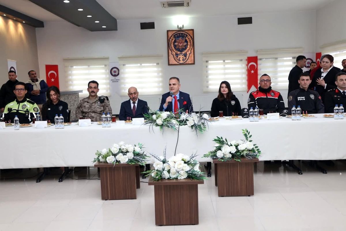 Vali Akbıyık bayramda güvenlik güçleri ile bir araya geldi