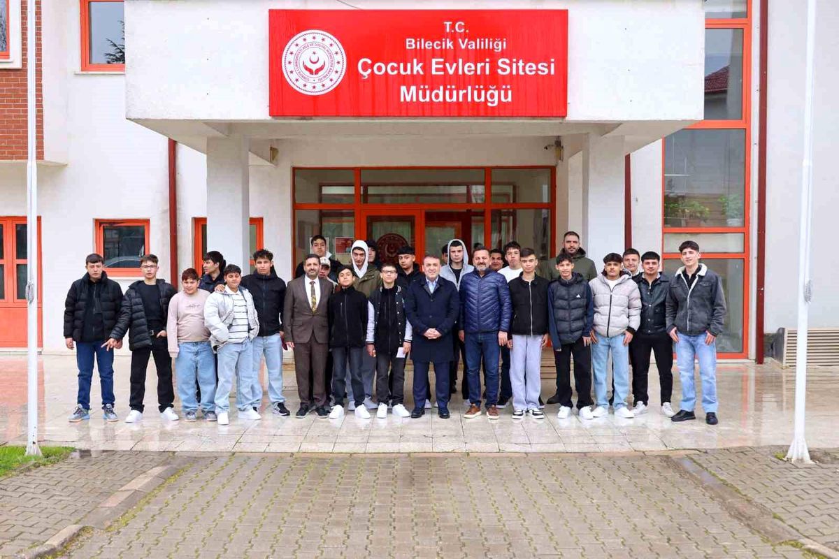 Vali Sözer bayramda çocuklar ve öğrencilerle buluştu