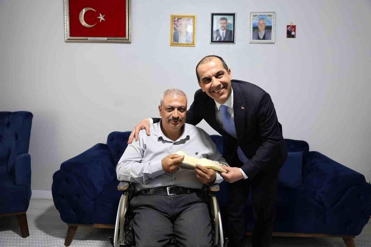 Vali Taşolar, Gazi Engenç'i ziyaret ederek bayramını tebrik etti
