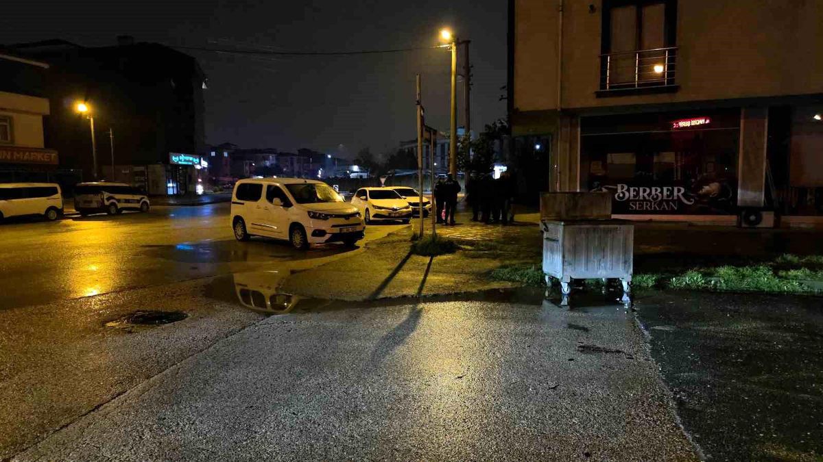 14 yaşında çocuk, otobüs durağında silahla vurulmuş halde bulundu