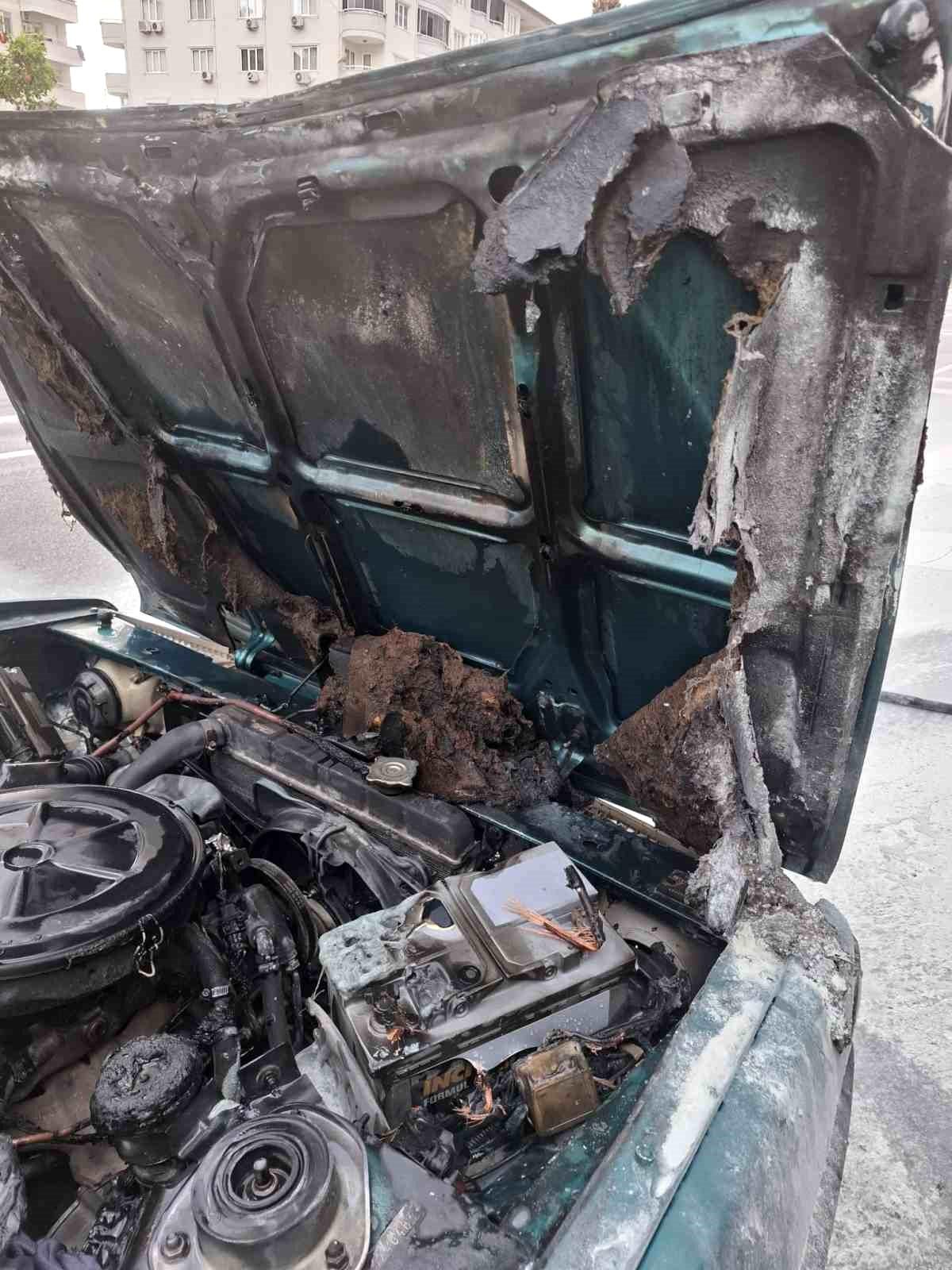 Alanya'da seyir halindeki otomobil alev aldı