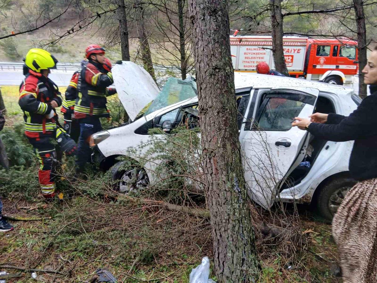 Balıkesir'de otomobil ormanlık alana uçtu: 2 yaralı