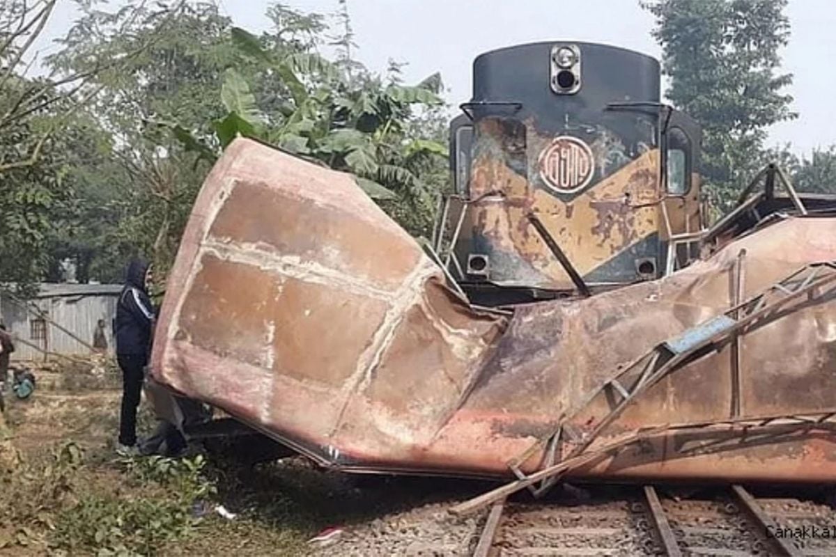 Bangladeş'te otobüs ile trenin çarpıştığı kazada 12 kişi hayatını kaybetti