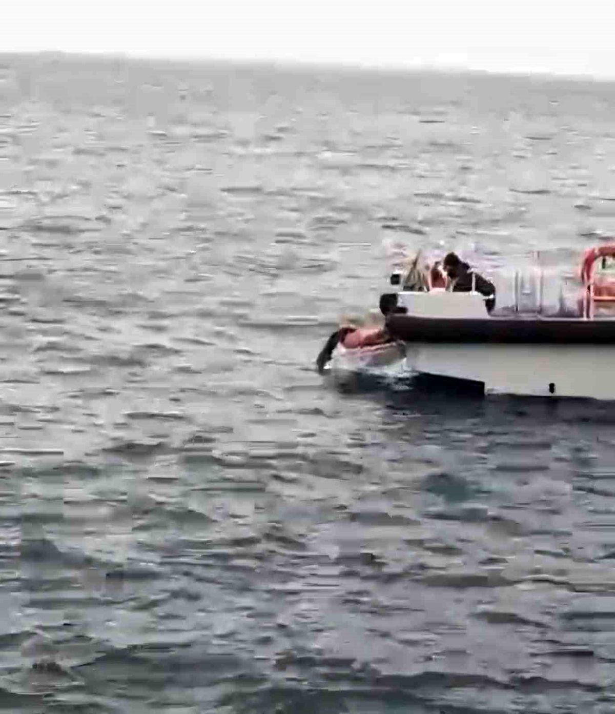 Bartın'da kıyafetleriyle denize giren kadını sahil güvenlik ekipleri kurtardı
