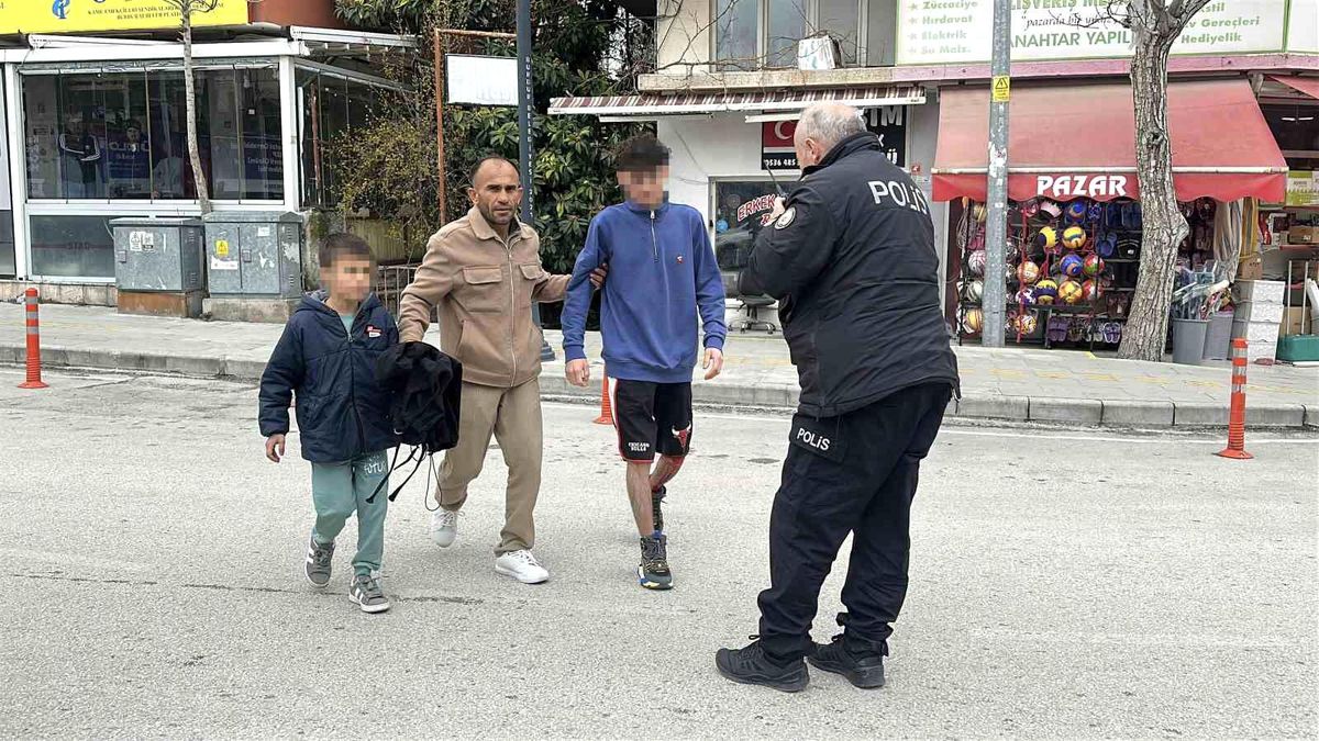 Burdur'da 2 genç tanımadığı bir kişi tarafından bıçaklandı
