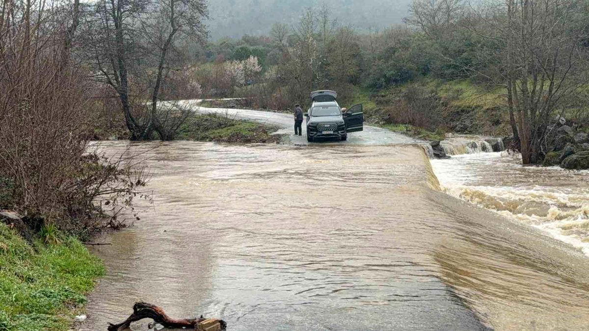 Çanakkale'de köy yolu sağanak yağış sonrası kapandı, bir araç suya kapıldı