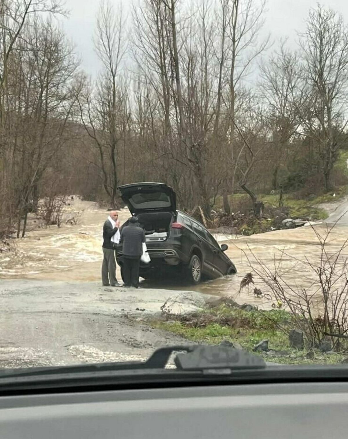 Çanakkale'de sağanak etkili oldu; 1 köy yolu kapandı, 1 otomobil suya kapıldı
