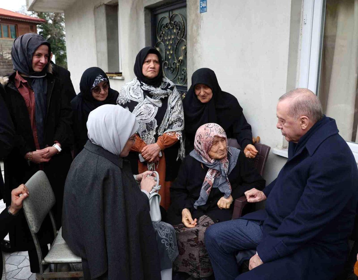 Cumhurbaşkanı Erdoğan, Rize'de komşularıyla bayramlaştı