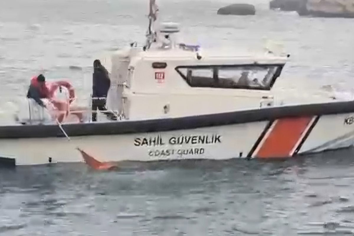 Denizde hareketsiz halde bulunan kadın hastaneye kaldırıldı