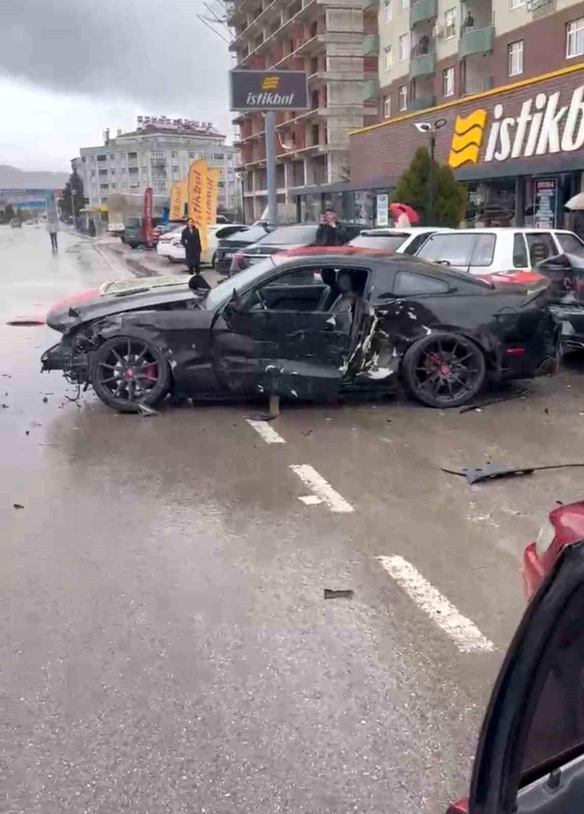 Elazığ'da otomobil park halindeki 4 araca çarptı