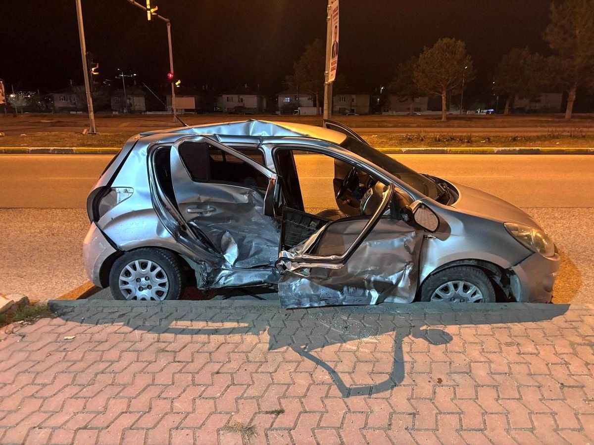 Erzincan'da iki otomobil çarpıştı: 1'i ağır 3 yaralı
