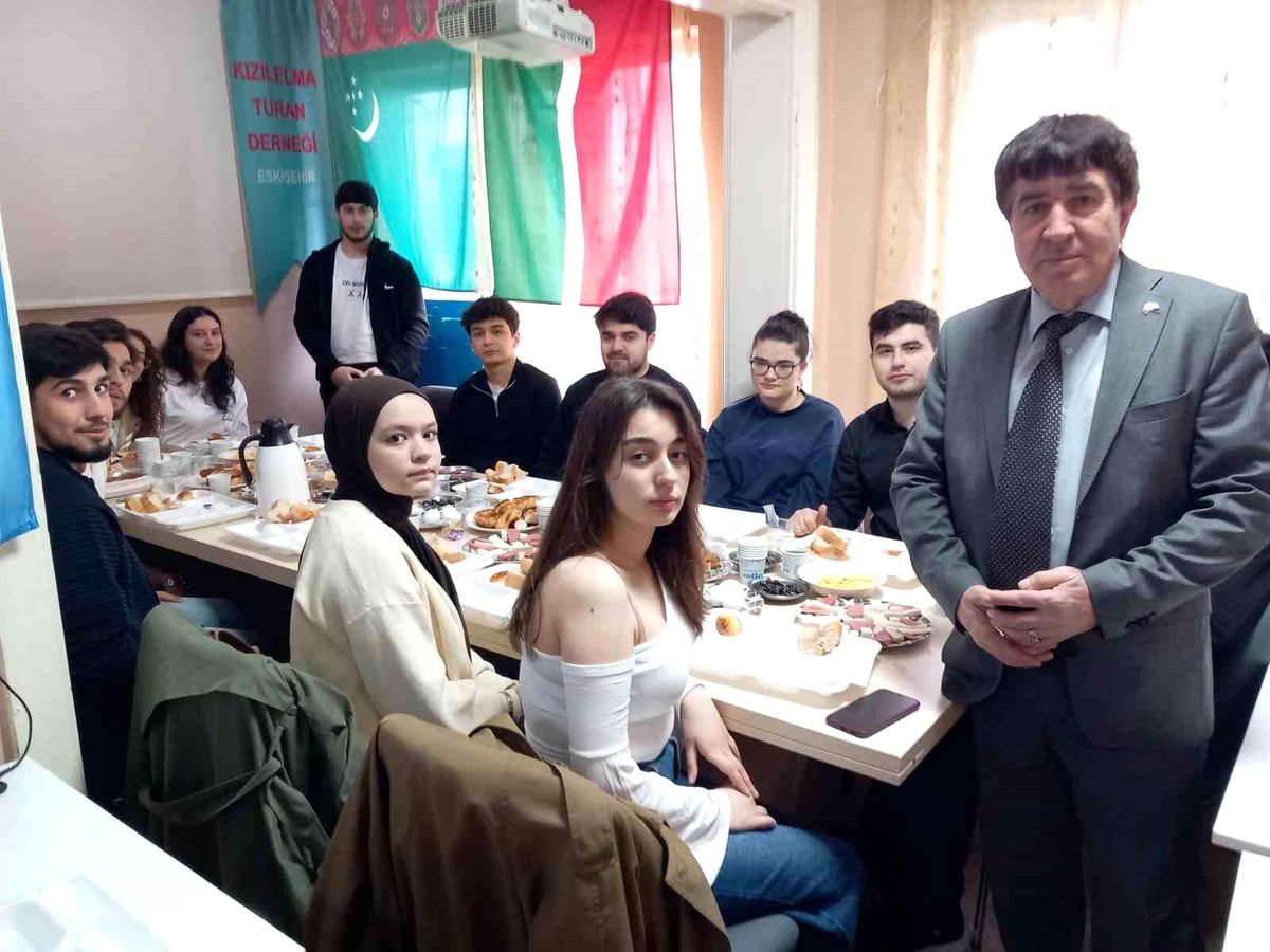 Eskişehir'de okuyan Türk dünyası öğrencileri kahvaltıda buluştu