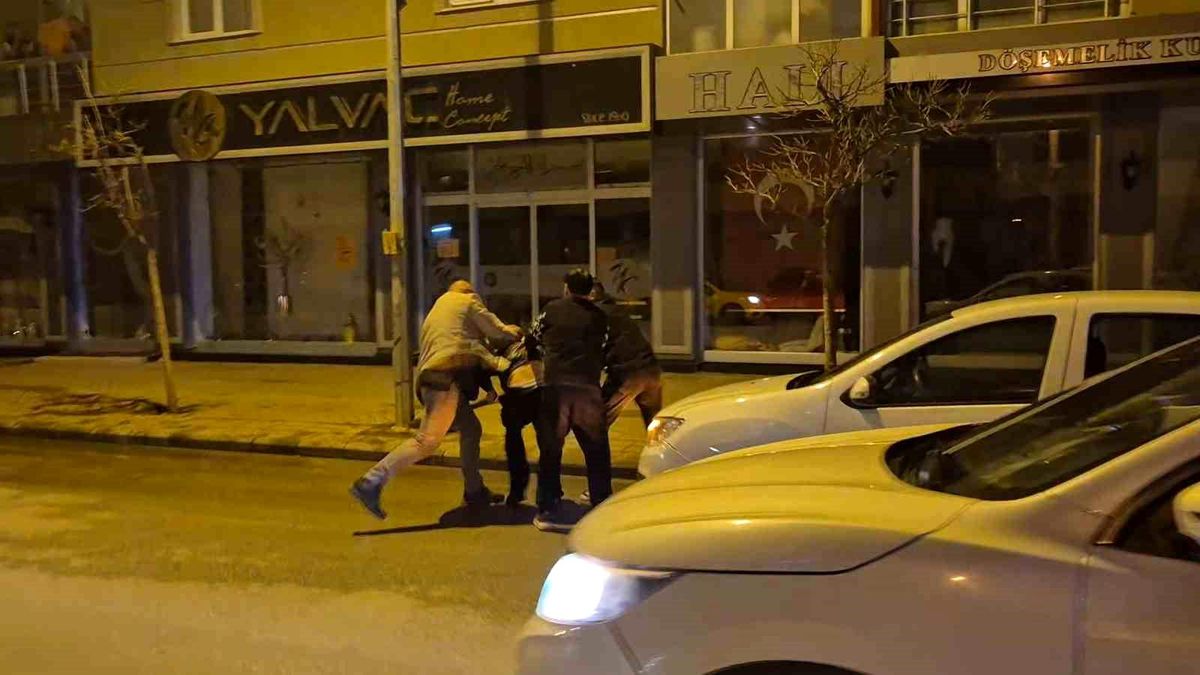 Eskişehir'de olaylı gece: Cadde ortasındaki kavga kamerada