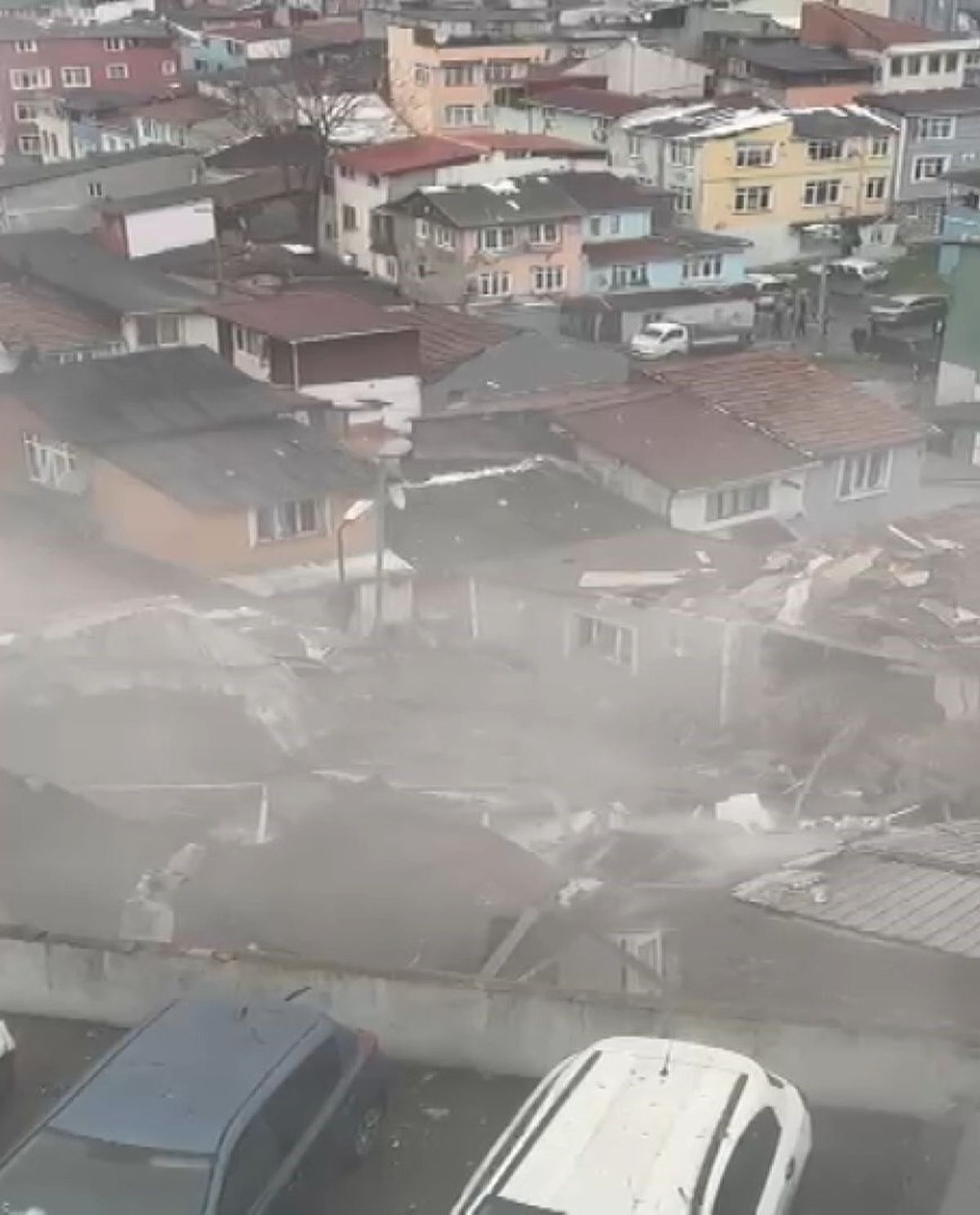Fatih'te 2 binanın çökmesinin ardından yaşananlar kamerada