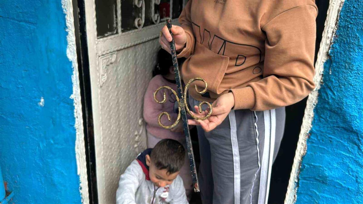 Fatih'te bina çökmesinde patlamanın etkisiyle demir parçaları evlere isabet etti