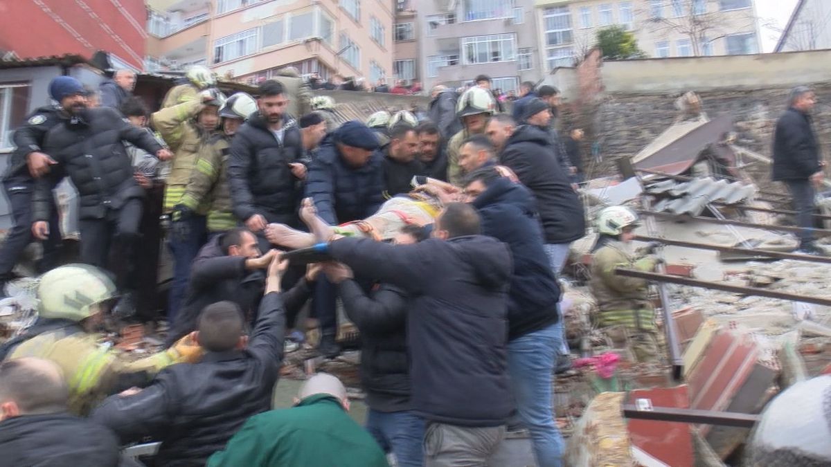 FATİH'te Bina Çökmesi: Kurtarma Çalışmaları Devam Ediyor