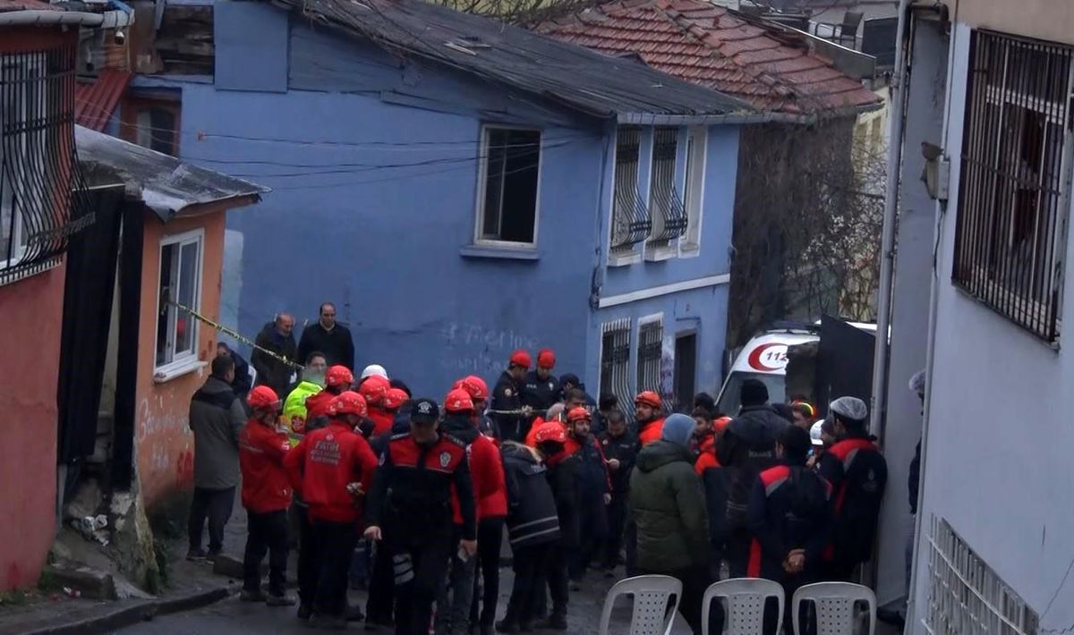 Fatih'te iki binanın çöktüğü mahallenin sakinleri konuştu: "Patlamayı duyduk, bomba zannettim"