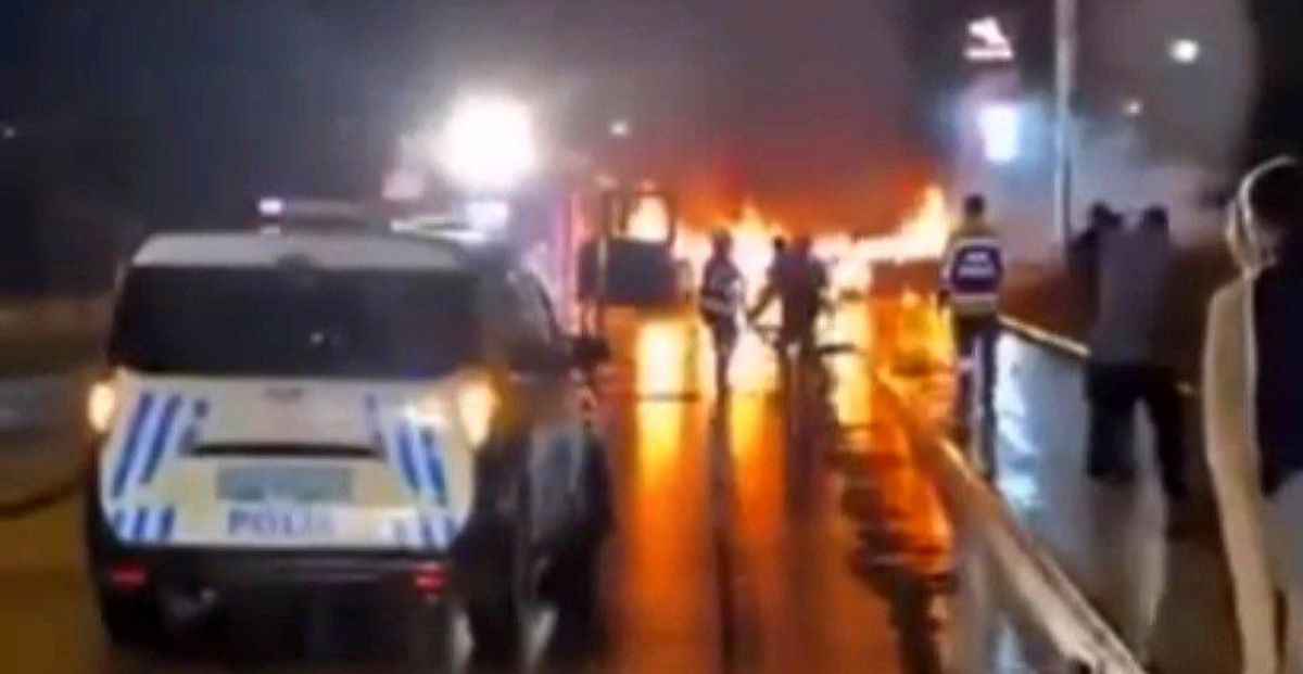 Gaziantep'te çarpışan iki otomobil alev topuna döndü