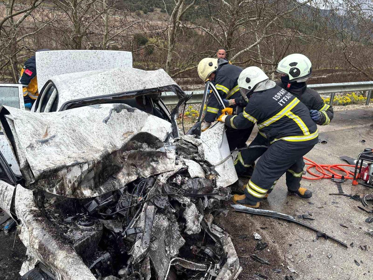 Isparta'da feci kaza nişanlı çifti hayattan kopardı