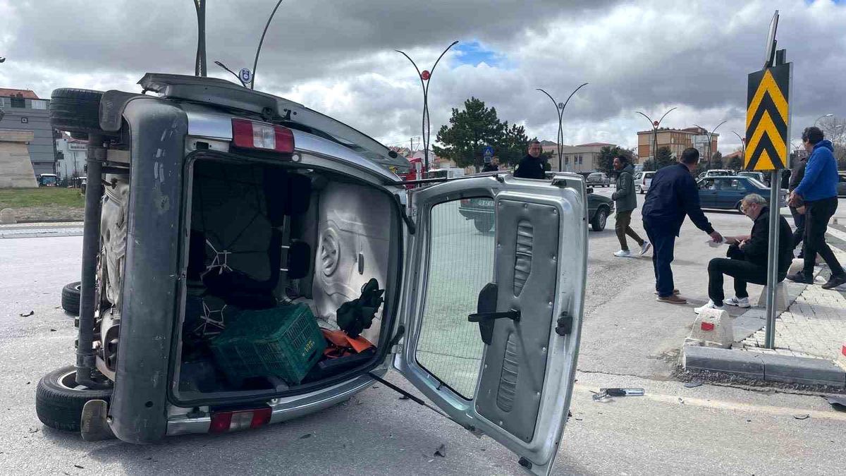 Karaman'da otomobille çarpışan hafif ticari aracın devrilmesi kameraya yansıdı: 2 yaralı