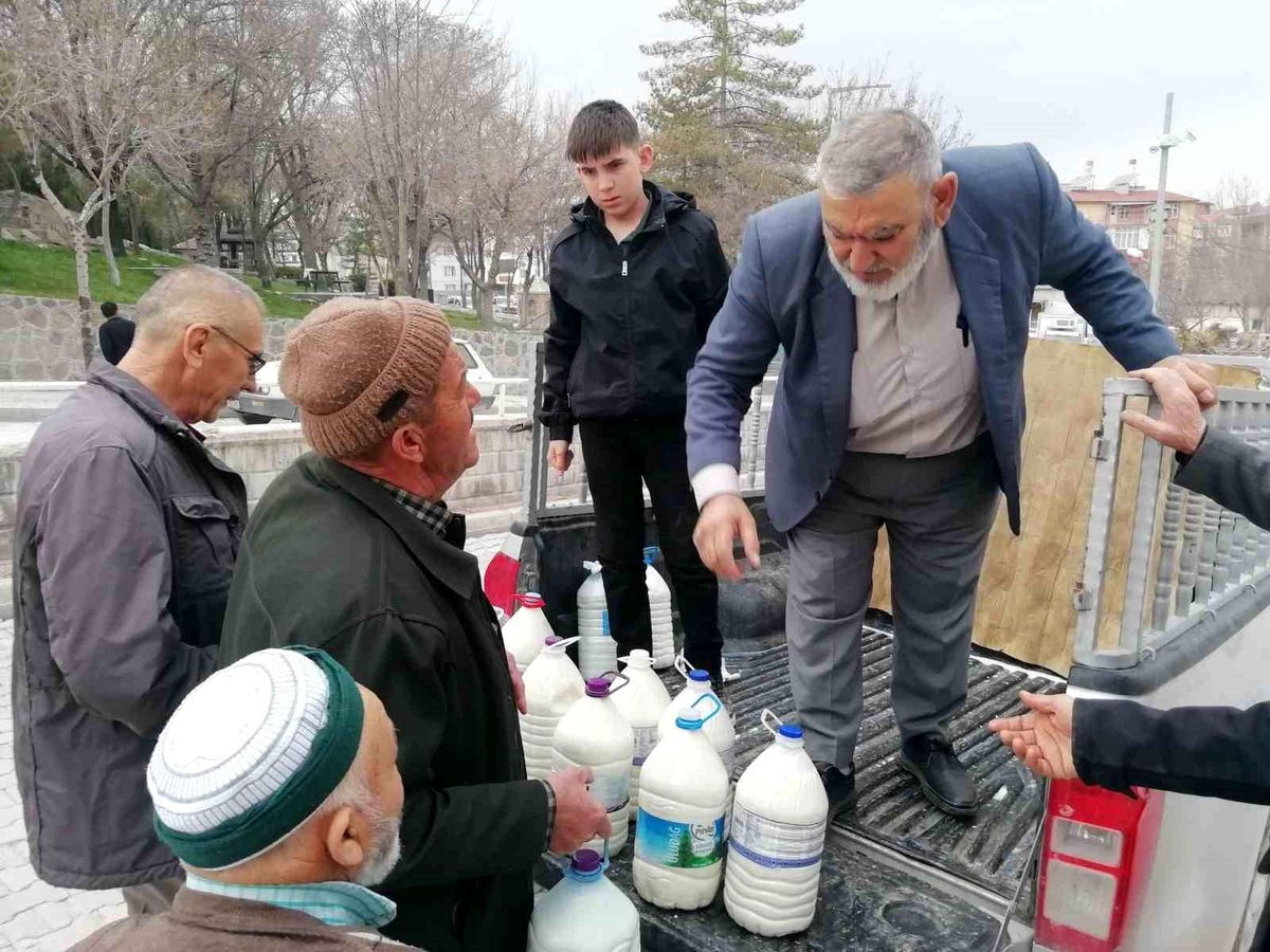 Karapınar'da gönülleri ısıtan dayanışma: 20 ton sütü ücretsiz dağıttı